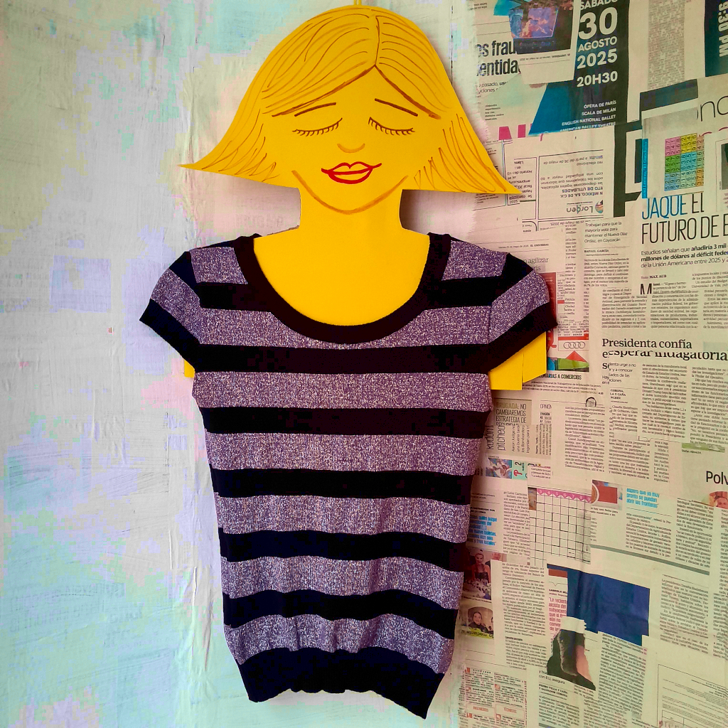 Blusa de lineas moradas con negro en maniqui amarillo