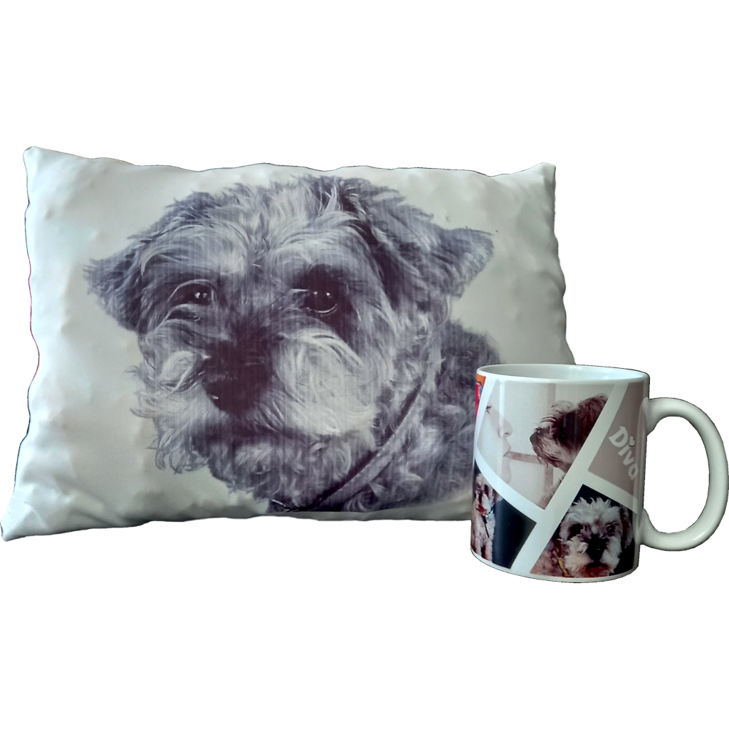Una almohada y una taza con fotos de perrito
