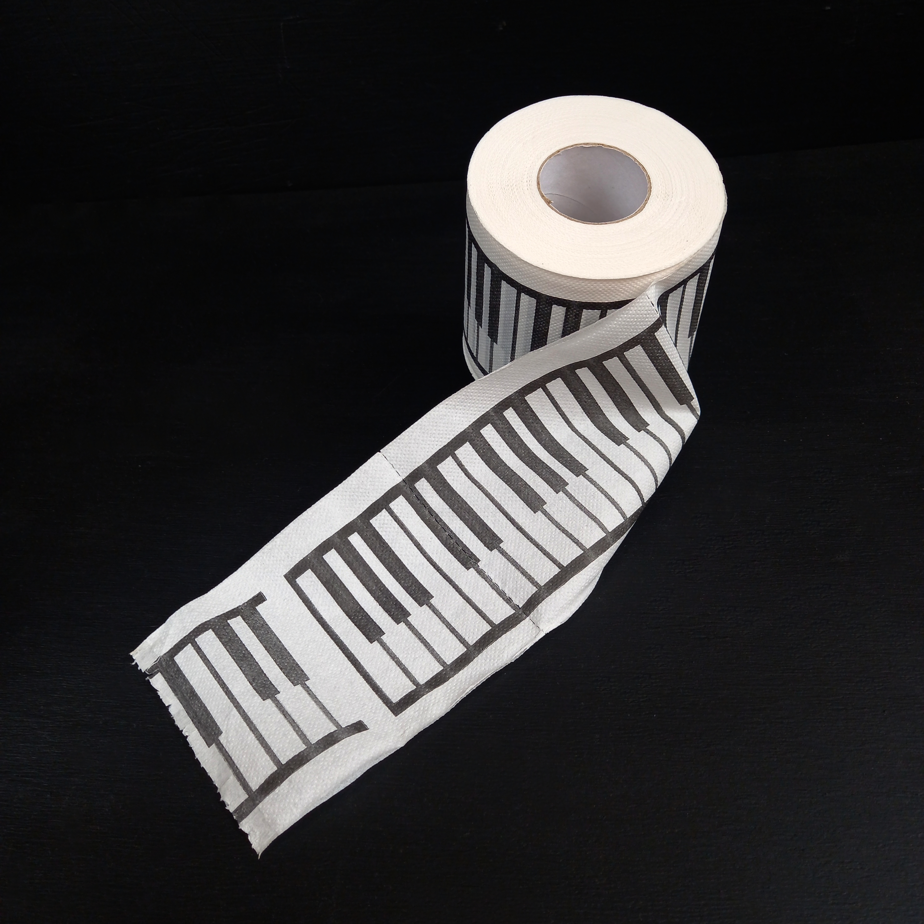 Rollo de papel higiénico decorado como piano