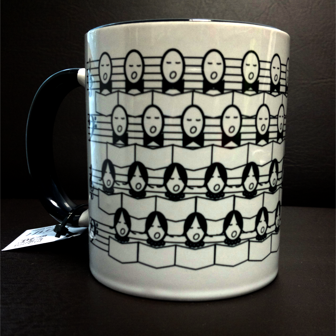Taza decorada con dibujos que simulan personas en coro