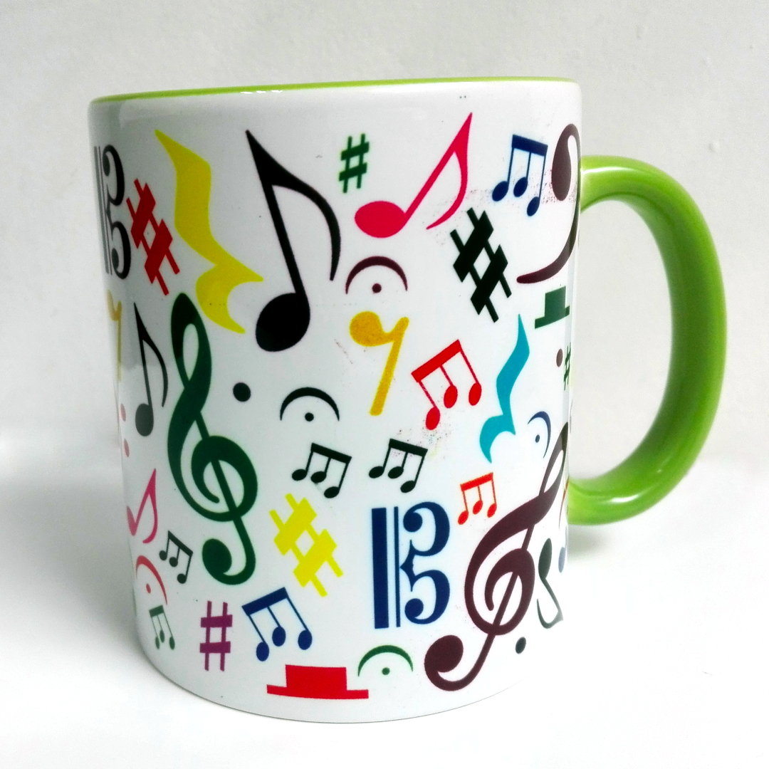 Taza decorada con notas de colores
