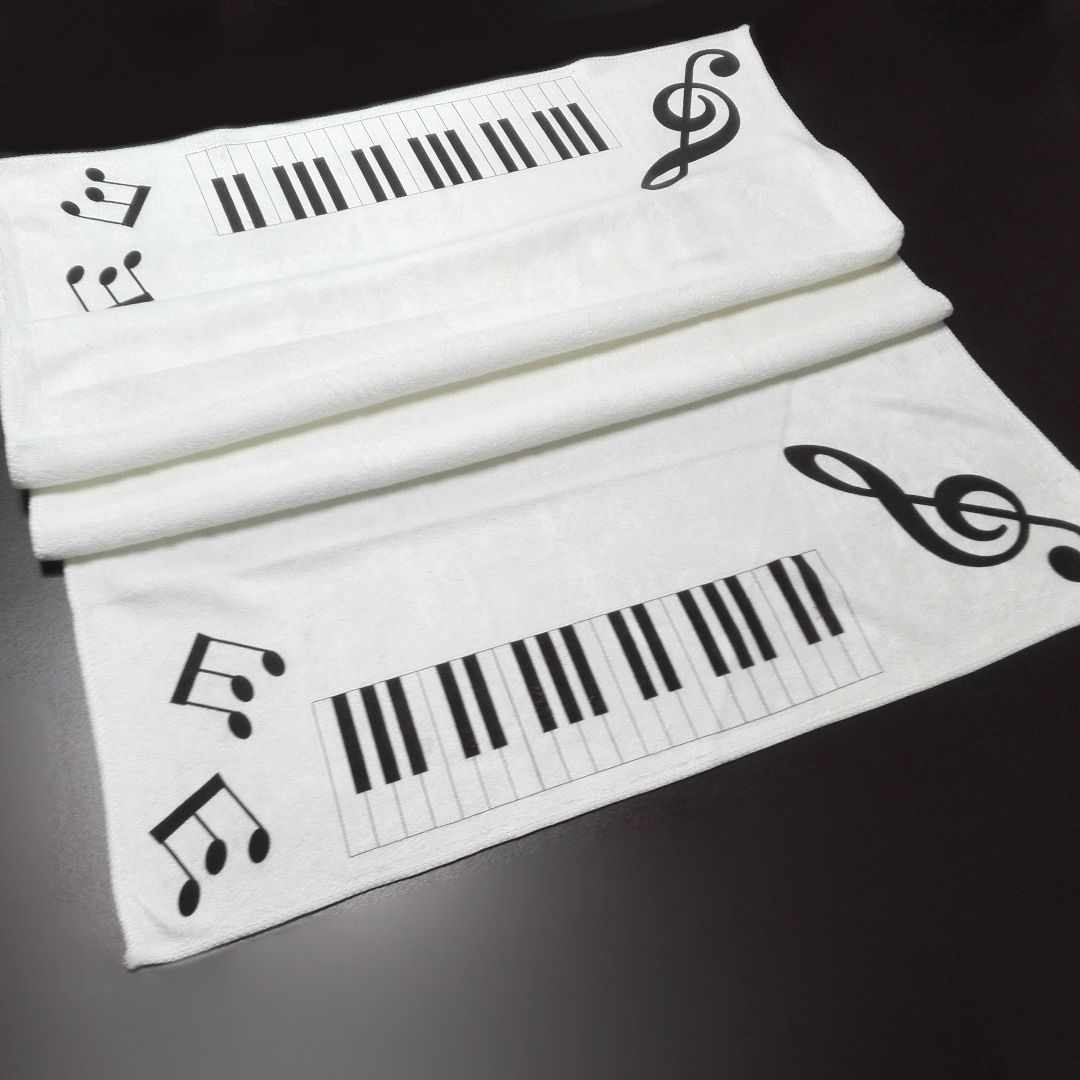 Toalla blanca de microfibra decorada con motivos musicales